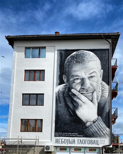 Mural sa likom srpskog glumca Nebojše Glogovca oslikan na stambenoj zgradi na Sokolcu !!!