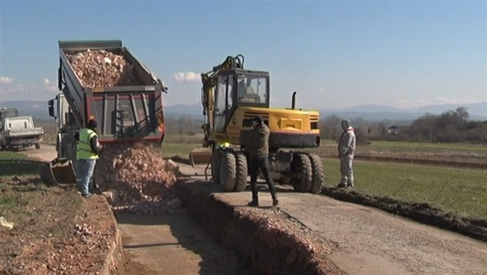 Direkcija za izgradnju opštine Paraćin, kao prioritetan posao izdvojila je i krenula u sanaciju i rehabilitaciju lokalnih putnih pravaca