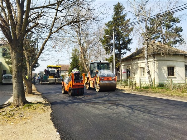 Novim slojem asfalta presvučena je putna deonica u samom centru sela Mijatovac