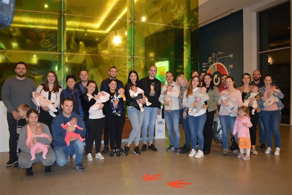 Centar za brigu o porodici iz Svilajnca i opština Svilajnac uručili poklon pakete i autosedišta roditeljima beba rodjenih u julu i avgustu