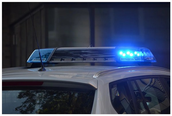 Vozač „Forda u Jagodini nije se zaustavio na znak saobraćajnog policajca i pobegao-Izrečena mu je kazna u iznosu od 120.000 dinara