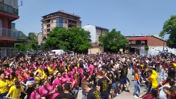 Više od 300 maturanata paraćinskih srednjih škola 19. maja, plesaće u isto vreme sa drugim maturantima iz čitave Srbije