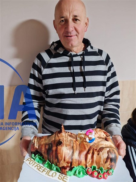 Dragan iz Zagorice nadaleko je poznat po uzgaju svinja, pa za rođendan dobio tortu u ni manje, ni više već u obliku-praseta(FOTO)