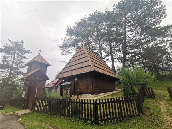 Drvena crkva u selu Jablanica odoleva skoro dva veka, jedna od omiljenih lokacija za brojne turiste (FOTO)