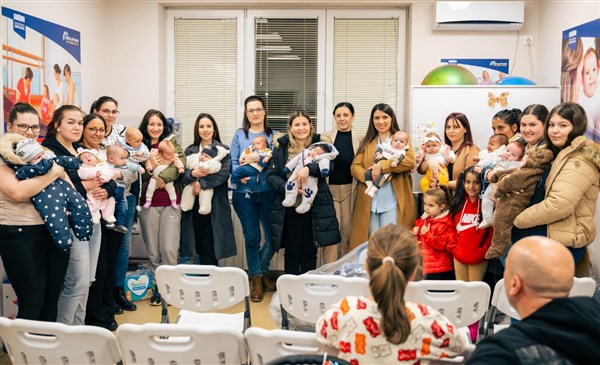 U prostorijama Centra za brigu o porodici u Svilajncu roditeljima uručeni bebi paketi i autosedišta za bebe