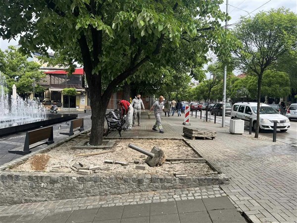 U toku radovi na uređenju trotoarske površine u centru Paraćina