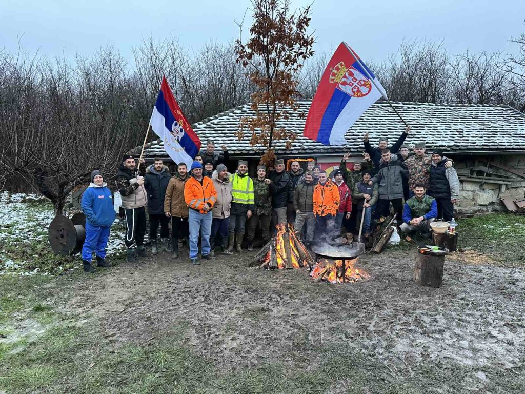 U Lukovici kod Svilajnca, celo selo uz trubače i vruću rakiju i vino po badnjak